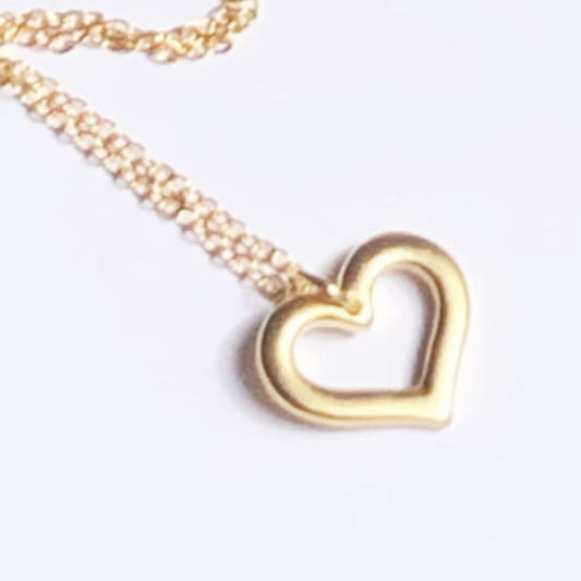 Collar corazon hueco